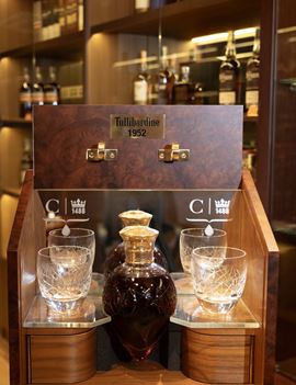Tullibardine 1952 60yo (tủ gỗ, decanter Baccarat, kèm ly)