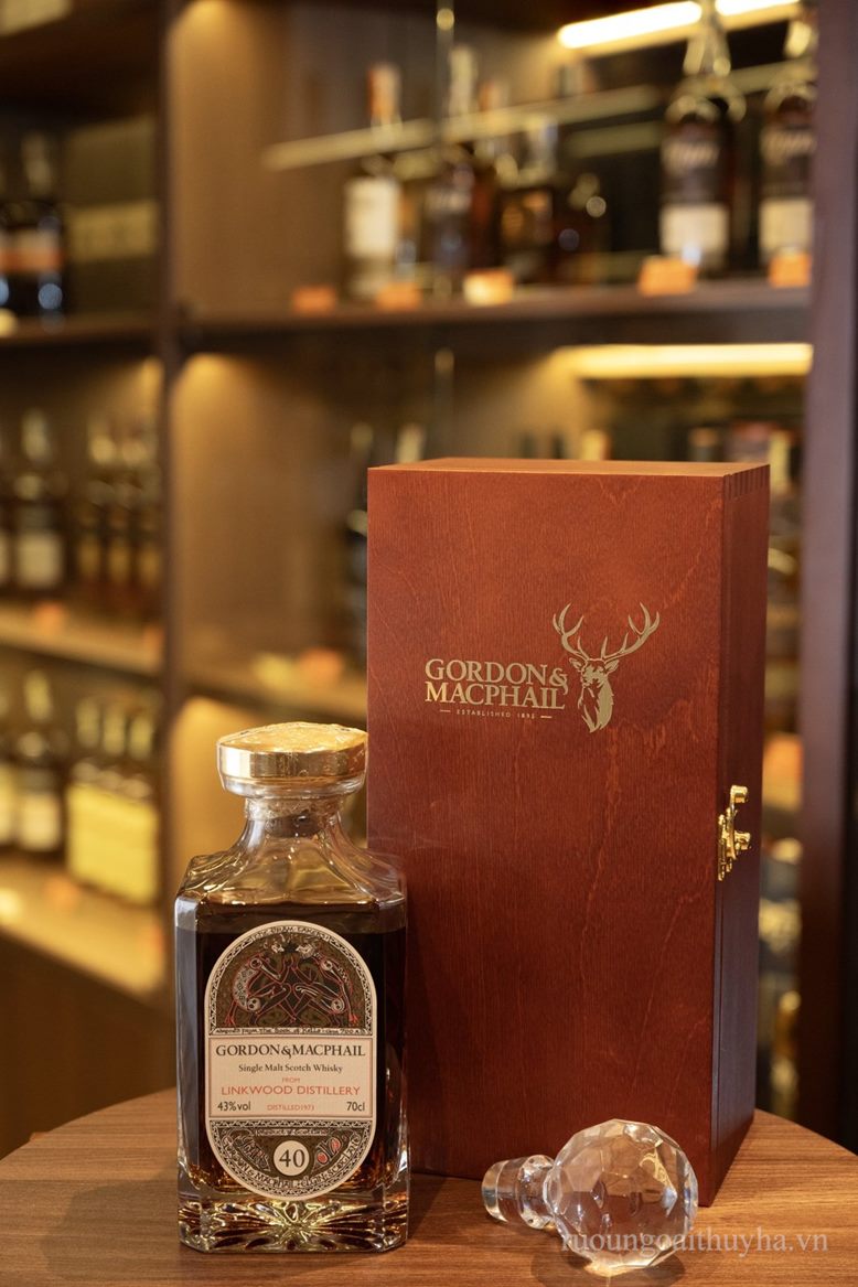 Gordon & MacPhail Linkwood 1973 40yo (decanter)