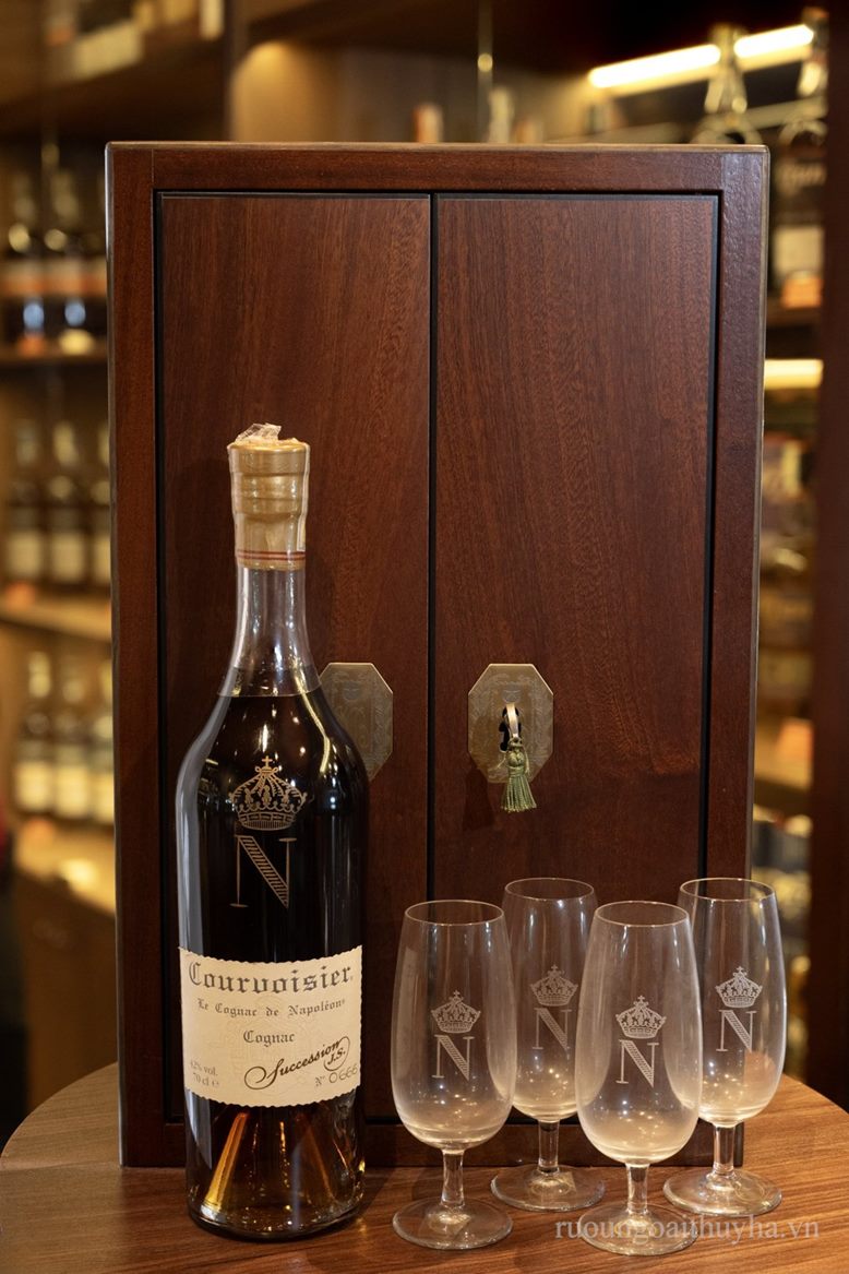 Courvoisier Succession J.S. (tủ gỗ, kèm 4 ly)