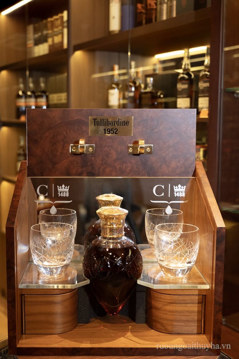 Tullibardine 1952 60yo (tủ gỗ, decanter Baccarat, kèm ly)